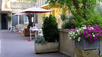 Family Room | Terrace/patio