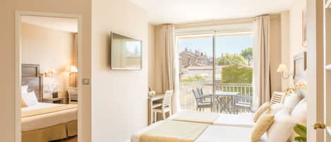Family Suite | Minibar, in-room safe, individually furnished, blackout curtains