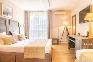 Minibar, caja de seguridad en la habitación y muebles diferentes 