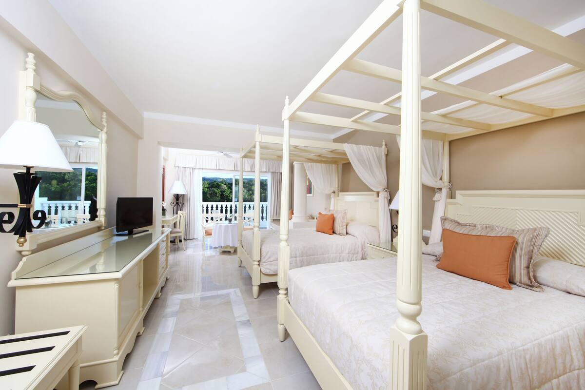 Free minibar, in-room safe, desk, blackout curtains