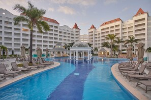 3 outdoor pools, pool umbrellas, sun loungers