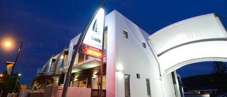 Un bâtiment moderne avec une enseigne indiquant « Sails » et « Places disponibles ».