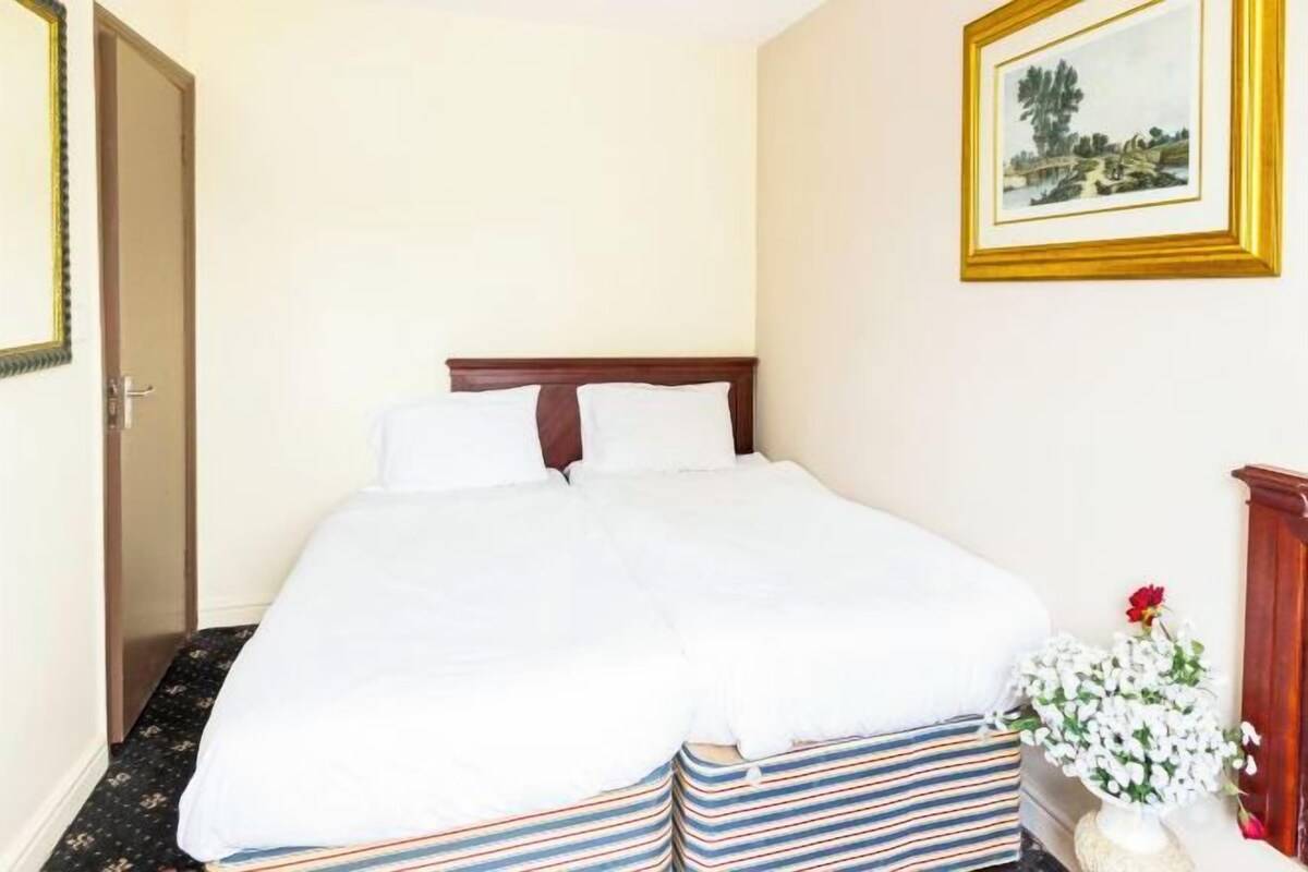 Standard Twin Room with Shared Bathroom
