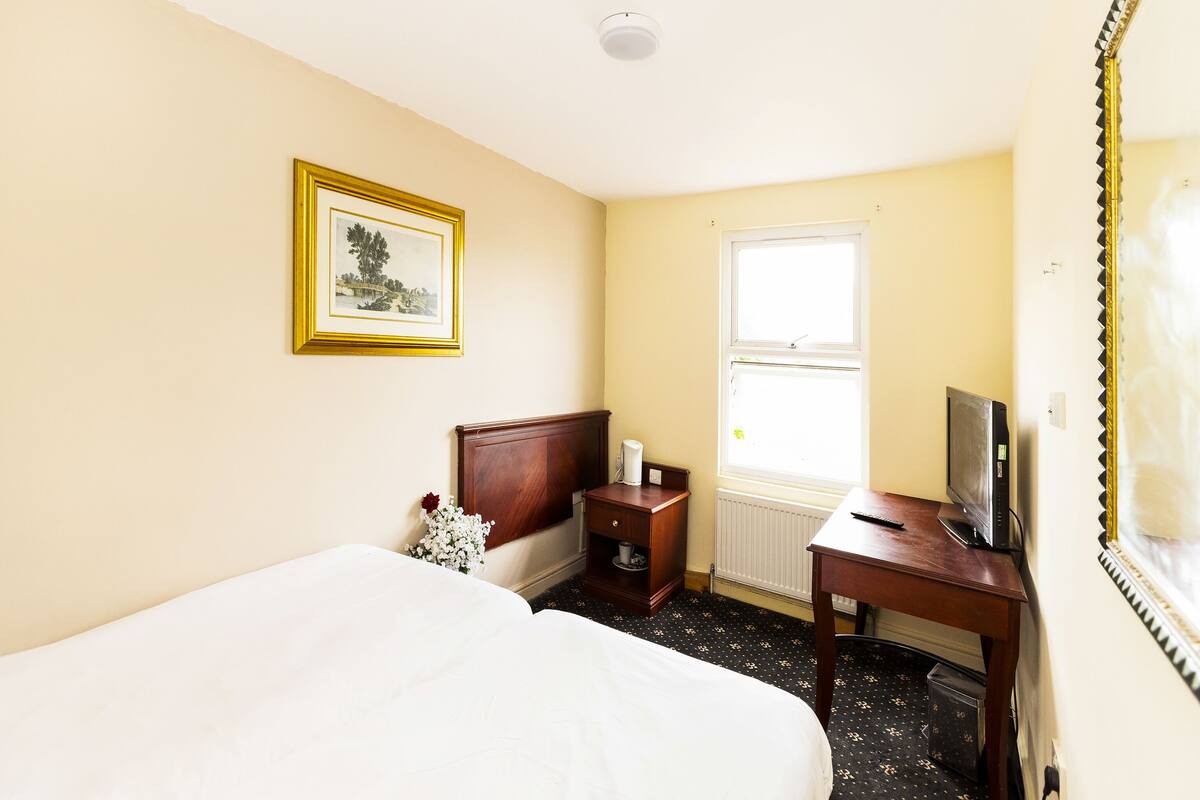 مكواة/لوح كي وواي فاي مجانًا وملاءات أسرّة