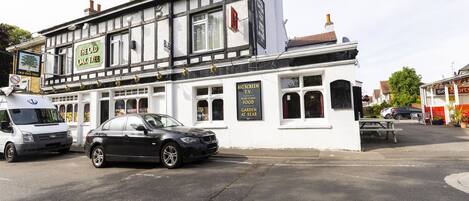 Vista frontal de la propiedad