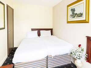 Tabla de planchar con plancha, wifi gratis y ropa de cama