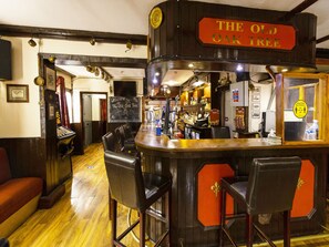 Dining - Old Oak Tree Inn (Southall)