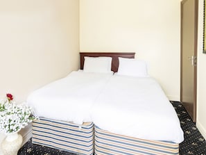 Standard Triple Room, Multiple Beds | 1 bedroom, iron/ironing board, free WiFi, bed sheets