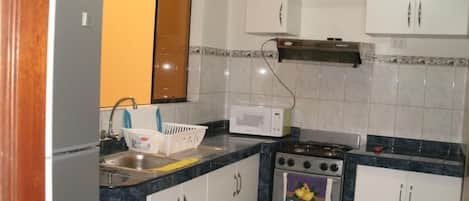 Refrigerador, microondas, lavavajillas, cafetera/tetera