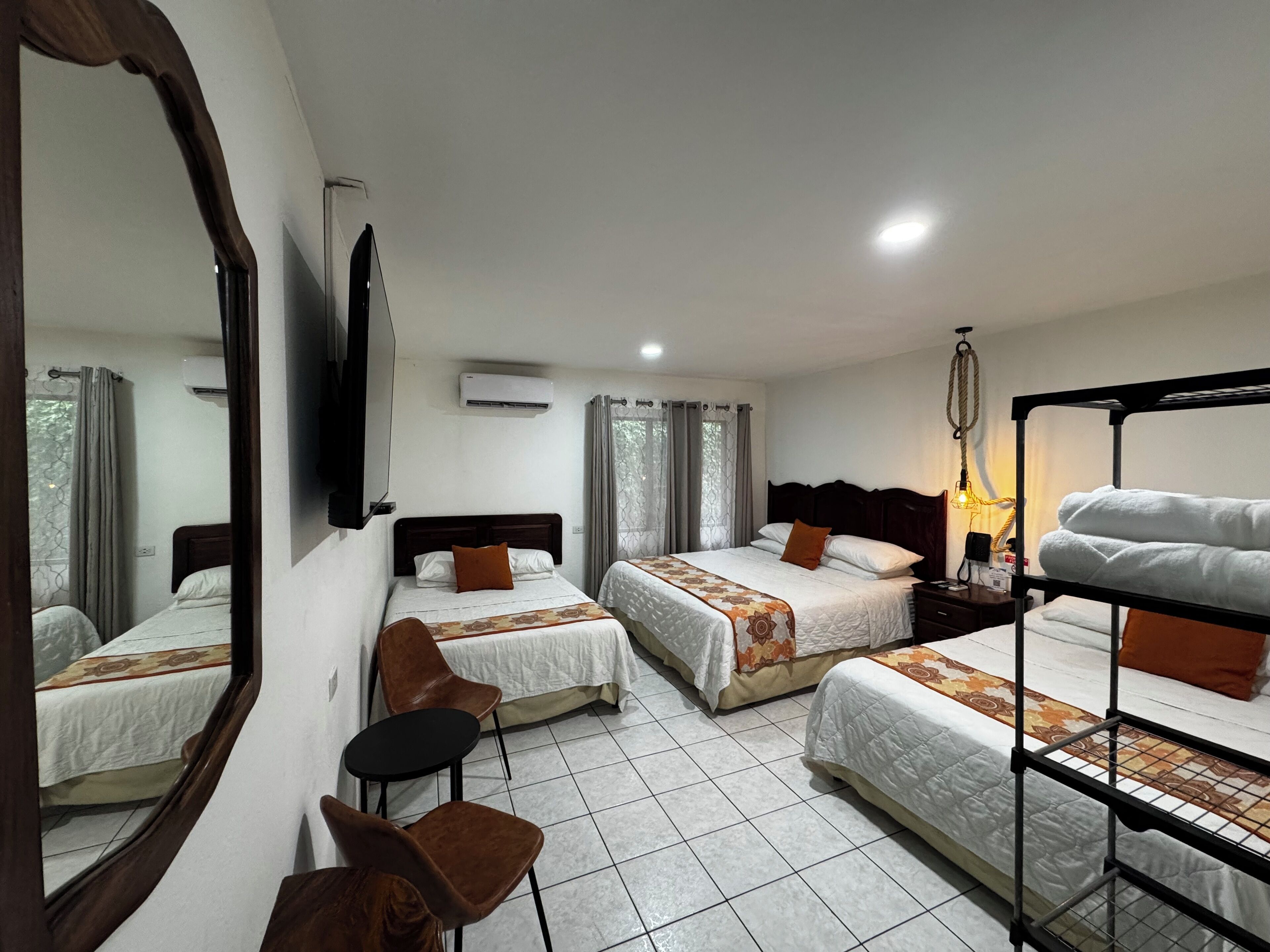 1 King Bed and 2 Queen Beds / Family Room | Schallisolierte Zimmer, Bügeleisen/Bügelbrett, kostenloses WLAN