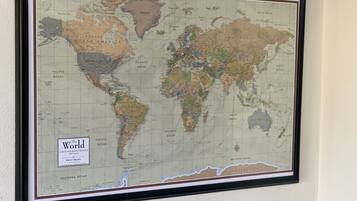 Un mapa mundial enmarcado con borde negro.