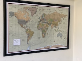 Un mapa mundial enmarcado con borde negro.