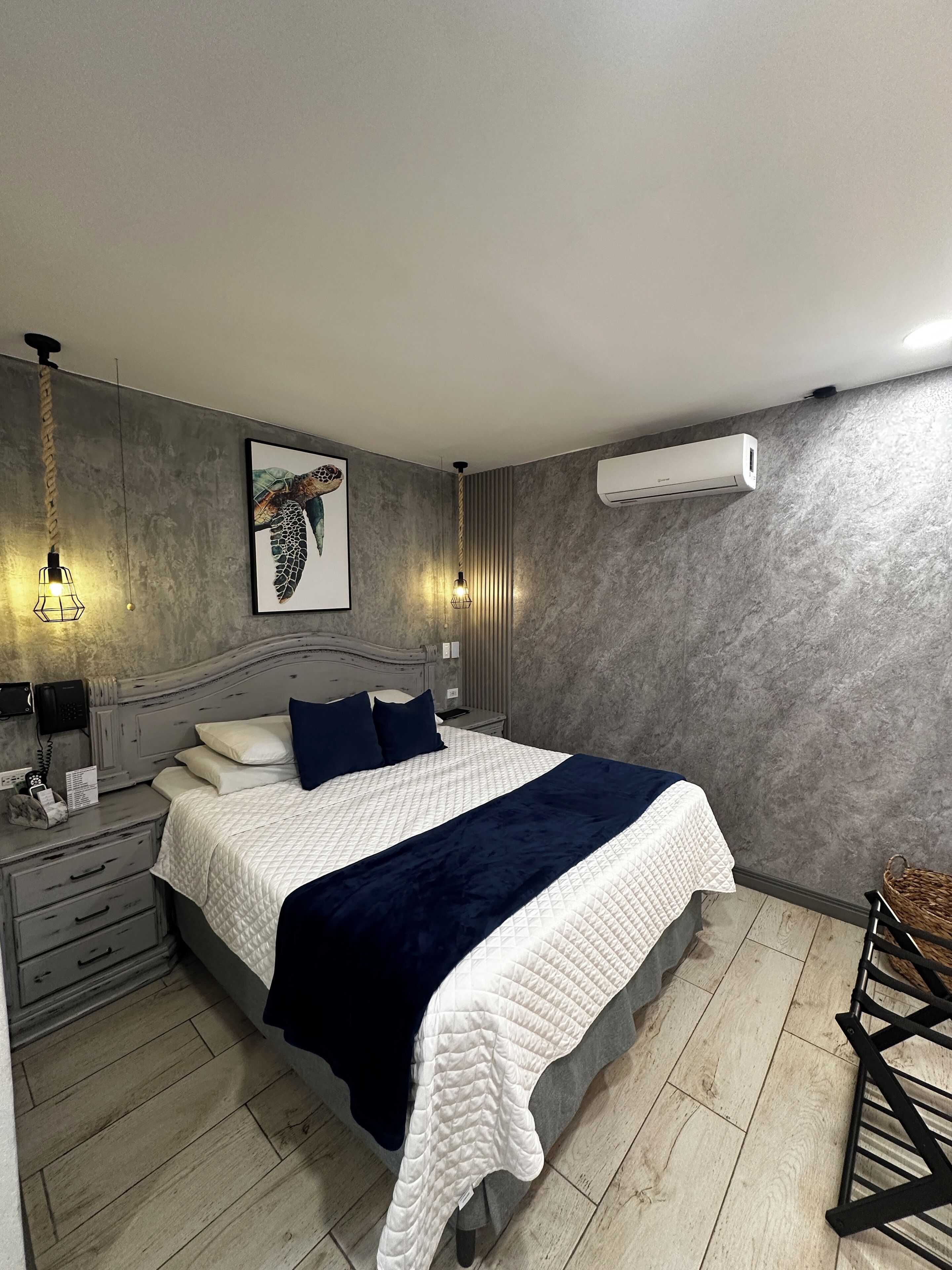 1 Queen bed/Smart Room | Schallisolierte Zimmer, Bügeleisen/Bügelbrett, kostenloses WLAN