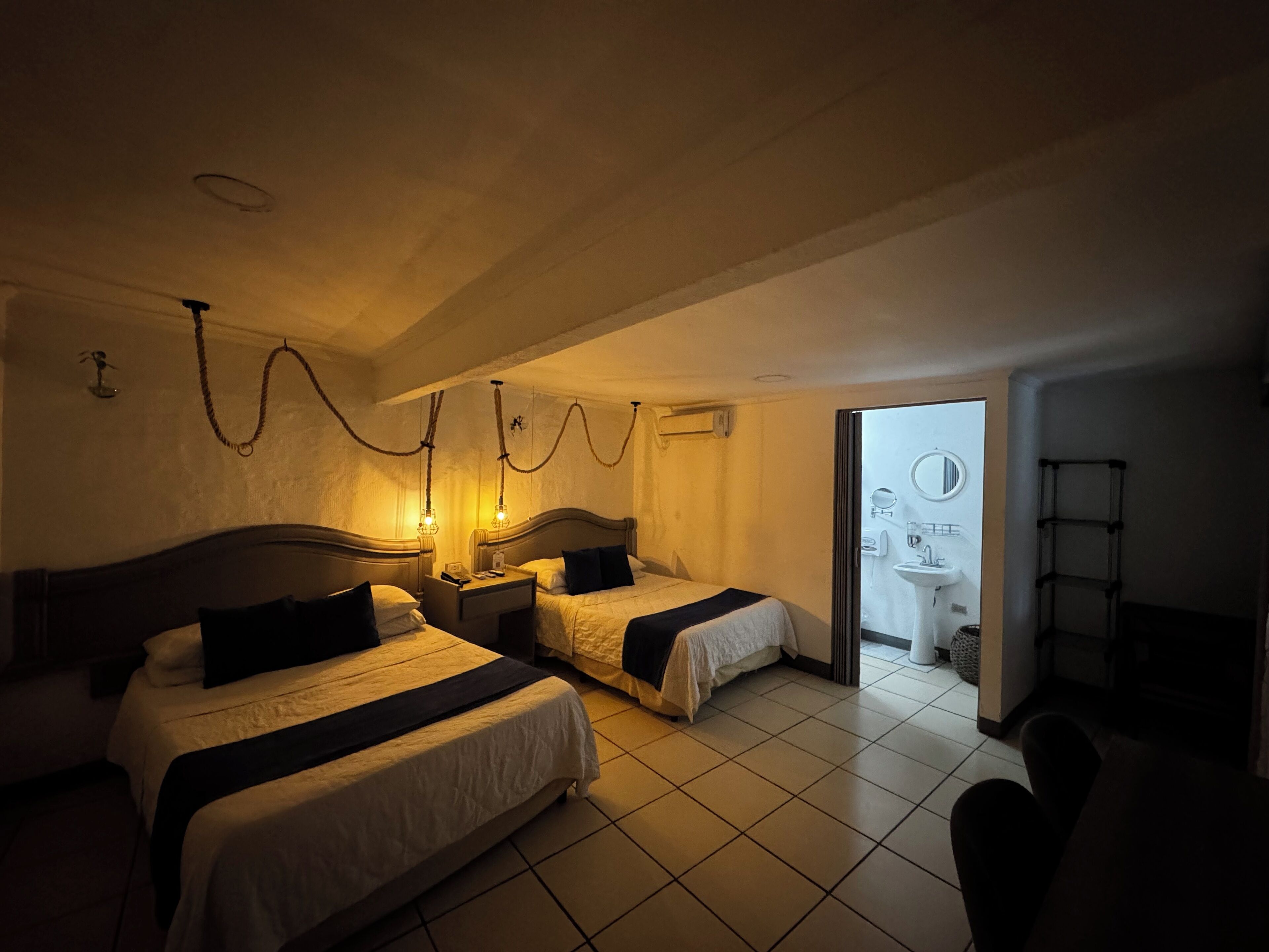 2 Queen Beds / Guest Room | Schallisolierte Zimmer, Bügeleisen/Bügelbrett, kostenloses WLAN