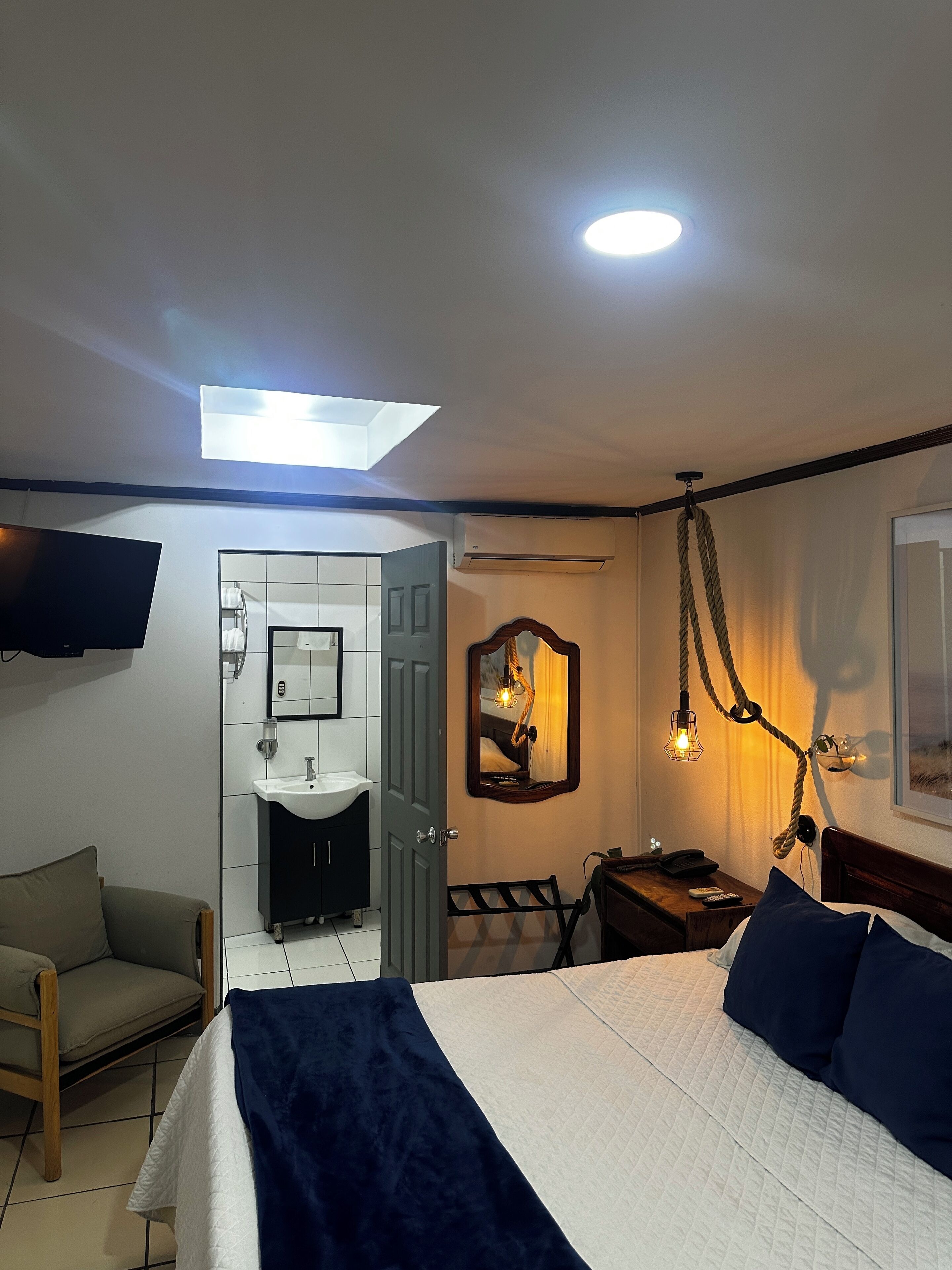 1 Queen Bed / Guest Room | Schallisolierte Zimmer, Bügeleisen/Bügelbrett, kostenloses WLAN