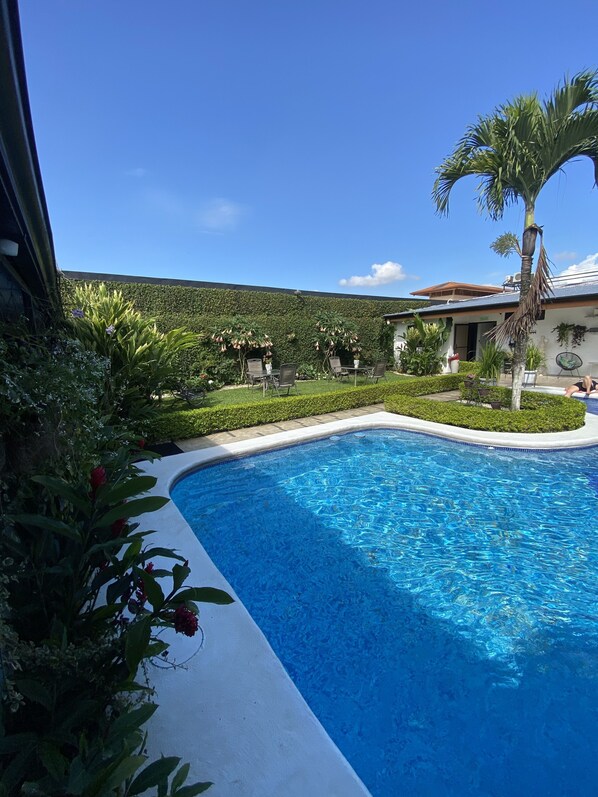 Outdoor pool, sun loungers - Berlor Airport Inn (Rio Segundo)