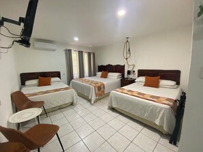 1 King Bed and 2 Queen Beds / Family Room | Sistema de insonorización, tabla de planchar con plancha, wifi gratis