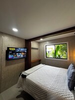 1 Queen bed/Smart Room | Soundproofing, iron/ironing board, free WiFi