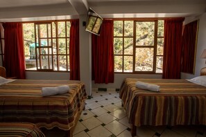 Quadruple Room | Desk, free WiFi, bed sheets - Hostal La Payacha (Machu Picchu)