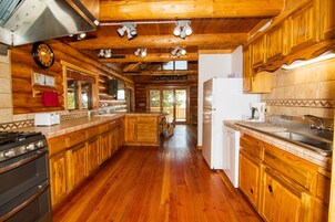 Cabin, 4 Bedrooms | Private kitchen | Microwave, stovetop, toaster, cookware/dishes/utensils
