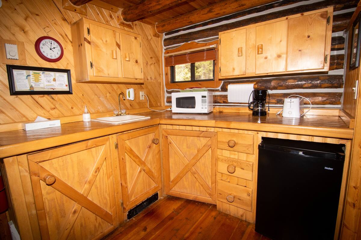 cabin, 1 queen bed | private kitchen | microwave, stovetop, toaster, cookware/dishes/utensils