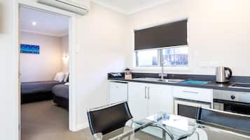 Apartment, 2 Schlafzimmer | Eigene Kochnische | Kühlschrank, Mikrowelle, Wasserkocher mit Kaffee-/Teezubehör