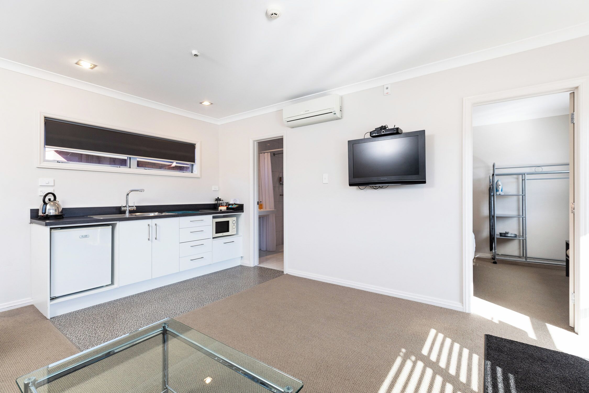 Apartamento, 1 habitación | Zona de estar | Televisión LCD de 32 pulgadas con canales digitales, una televisión