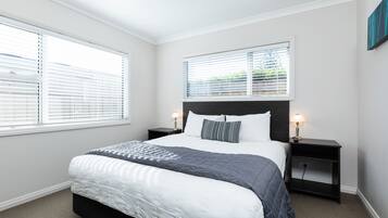 Apartamento luxo, 1 quarto | Escrivaninha, quartos à prova de som, ferros/tábuas de passar roupa