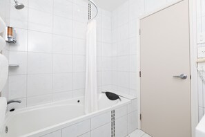 Appartement, 2 chambres | Salle de bain | Articles de toilette gratuits, sèche-cheveux, serviettes fournies