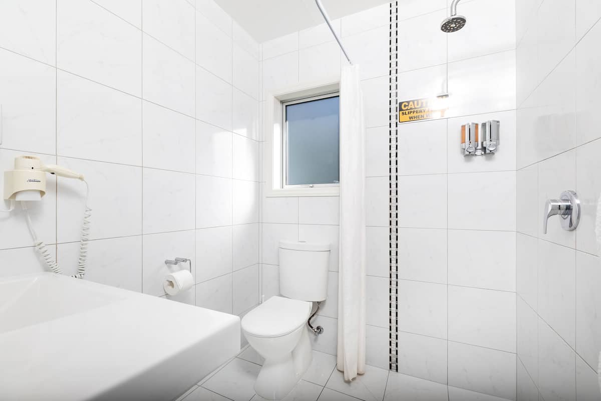 Apartment, 1 Bedroom | Bathroom | Free toiletries, hair dryer, towels