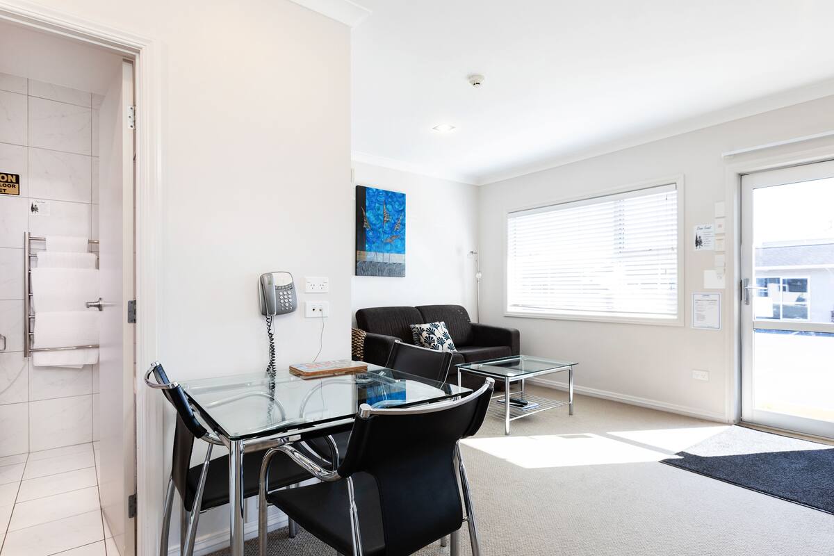 Appartement, 2 slaapkamers | Woonruimte | Een 32-inch lcd-televisie met digitale zenders, televisie en Netflix