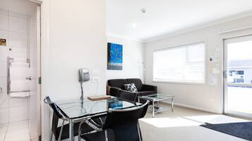 Apartamento, 2 quartos | Área de estar | TV LCD 32 polegadas com canais digitais, TV, Netflix