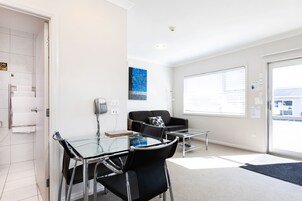 Apartamento, 2 quartos | Área de estar | TV LCD 32 polegadas com canais digitais, TV, Netflix