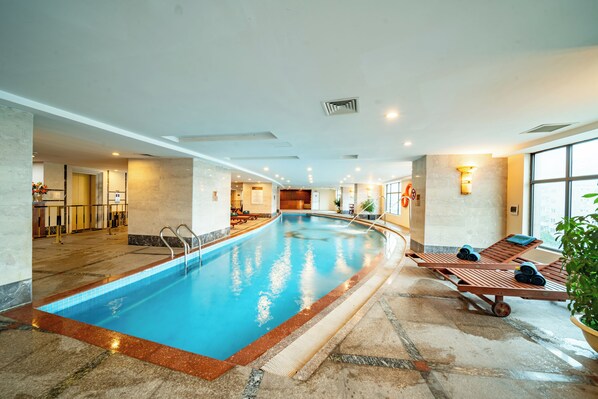 Swim-up bar