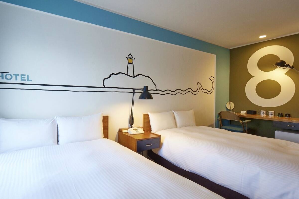Escritorio, sistema de insonorización, wifi gratis y ropa de cama