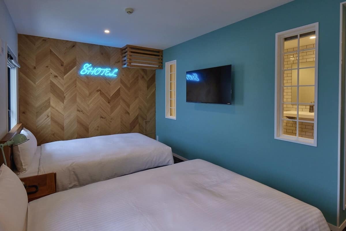 Escritorio, sistema de insonorización, wifi gratis y ropa de cama
