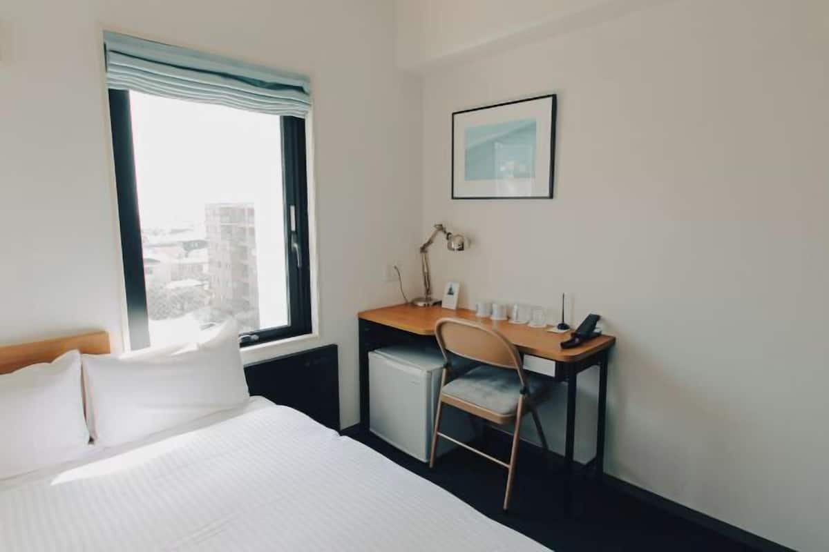 Desk, soundproofing, free WiFi, bed sheets