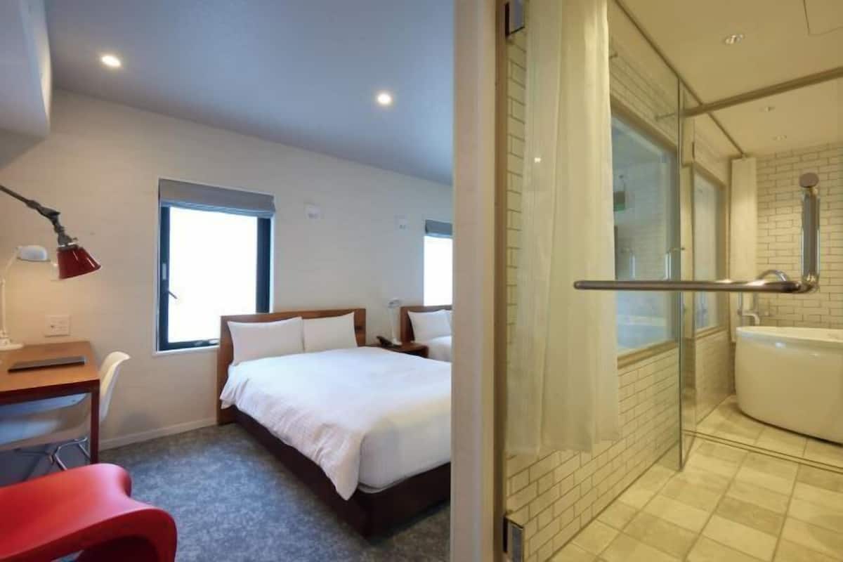 Desk, soundproofing, free WiFi, bed sheets