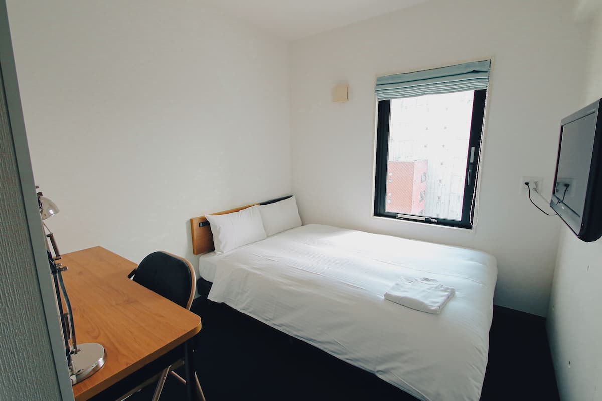 Desk, soundproofing, free WiFi, bed sheets