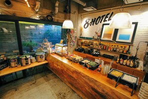 Un buffet proposant une variété de plats, d’accompagnements et un choix de boissons alcoolisées.