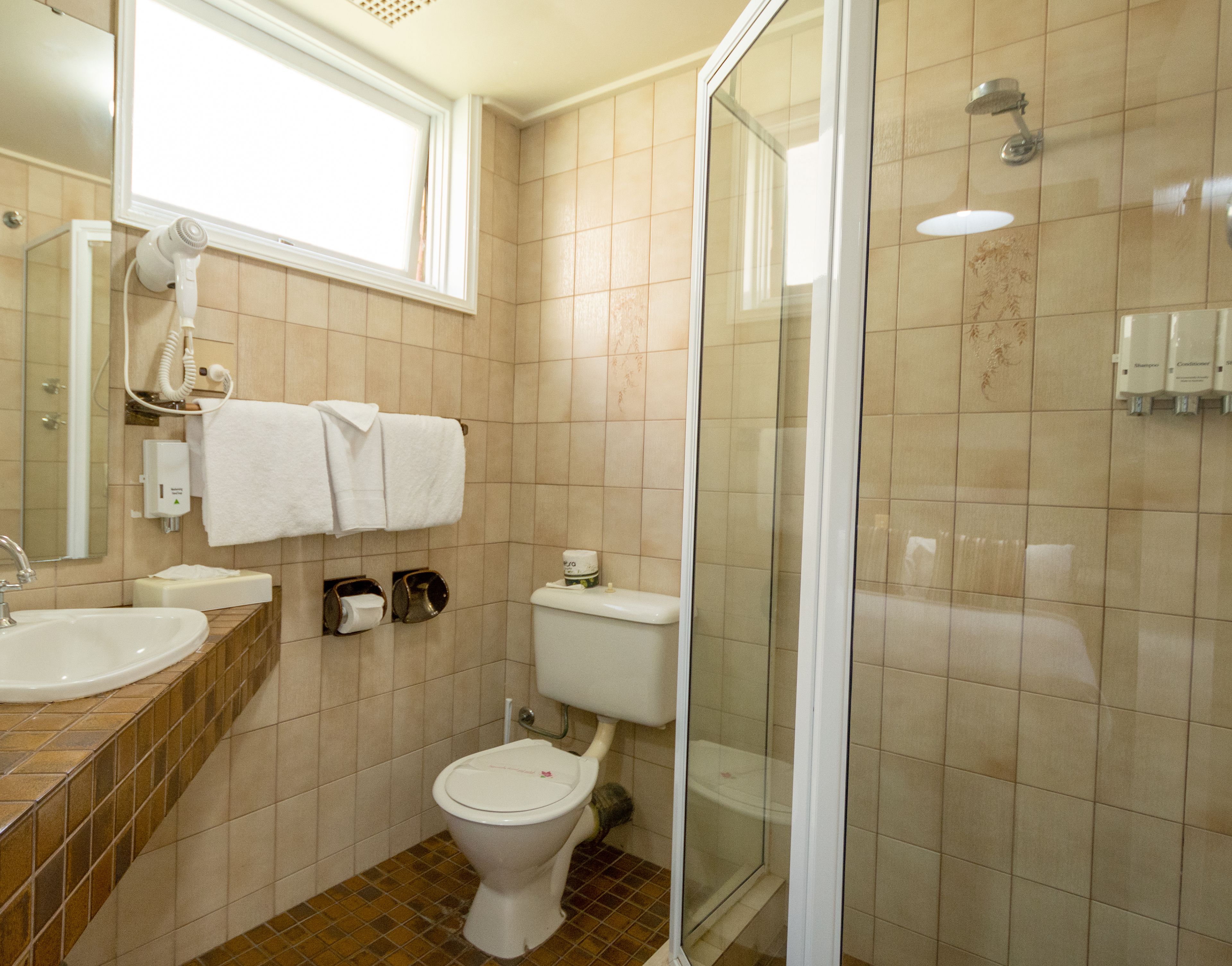 Cortinas blackout, tabla de planchar con plancha y wifi gratis 