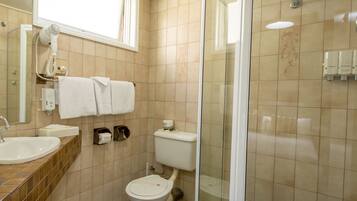 Cortinas blackout, tabla de planchar con plancha y wifi gratis