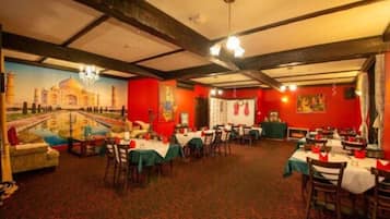 Se sirven cenas y cocina india