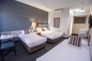 家庭房, 1 间卧室 | 遮光窗帘、熨斗/熨衣板、免费 WiFi、 床单