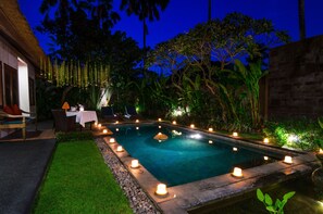 Outdoor pool, pool umbrellas, sun loungers