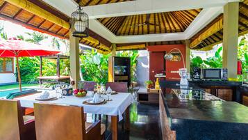 Full-sized fridge, microwave, oven, stovetop