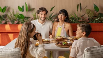 4 restaurantes, se sirven desayunos, comidas y cocina internacional