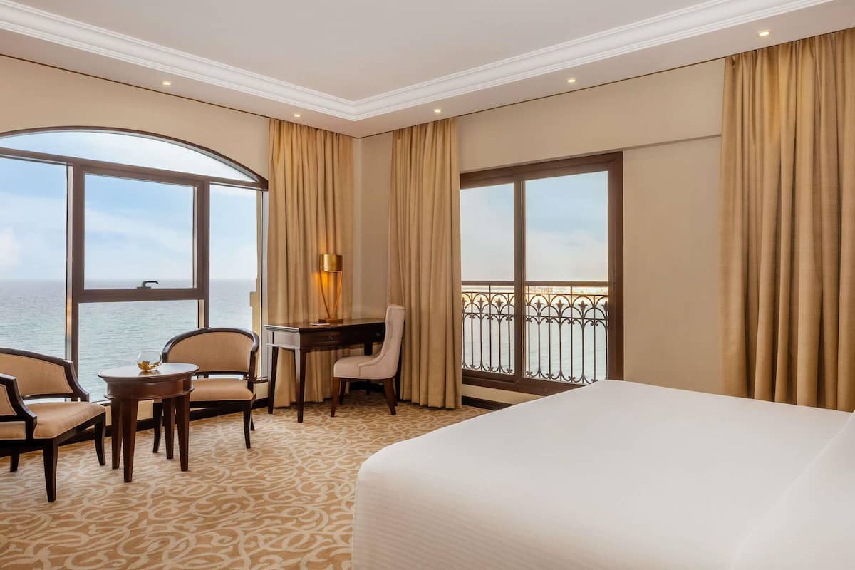 Ropa de cama de alta calidad, colchones con efecto memoria y minibar