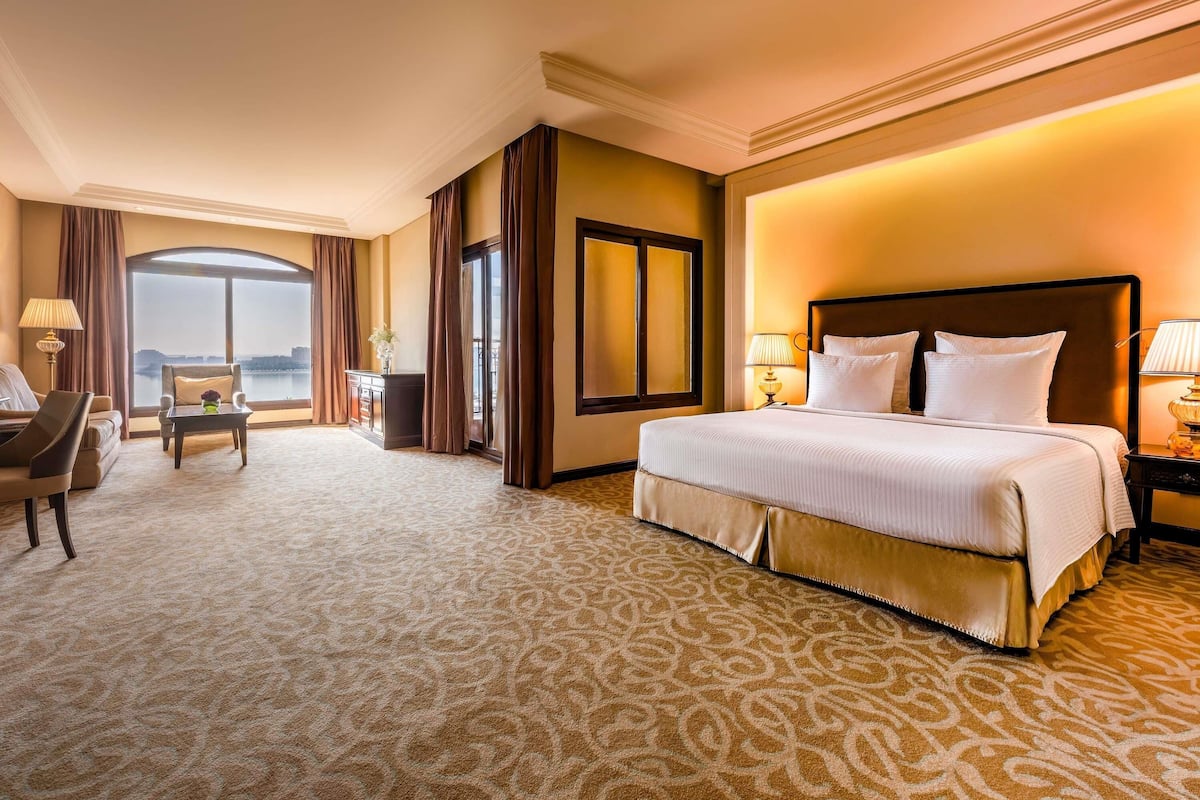 Junior Suite, 1 King Bed | 1 bedroom, premium bedding, memory foam beds, minibar