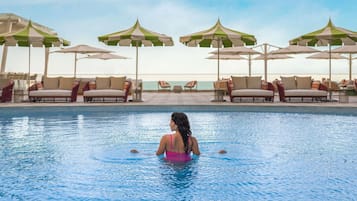 2 piscine coperte, piscina all'aperto, ombrelloni da piscina, lettini